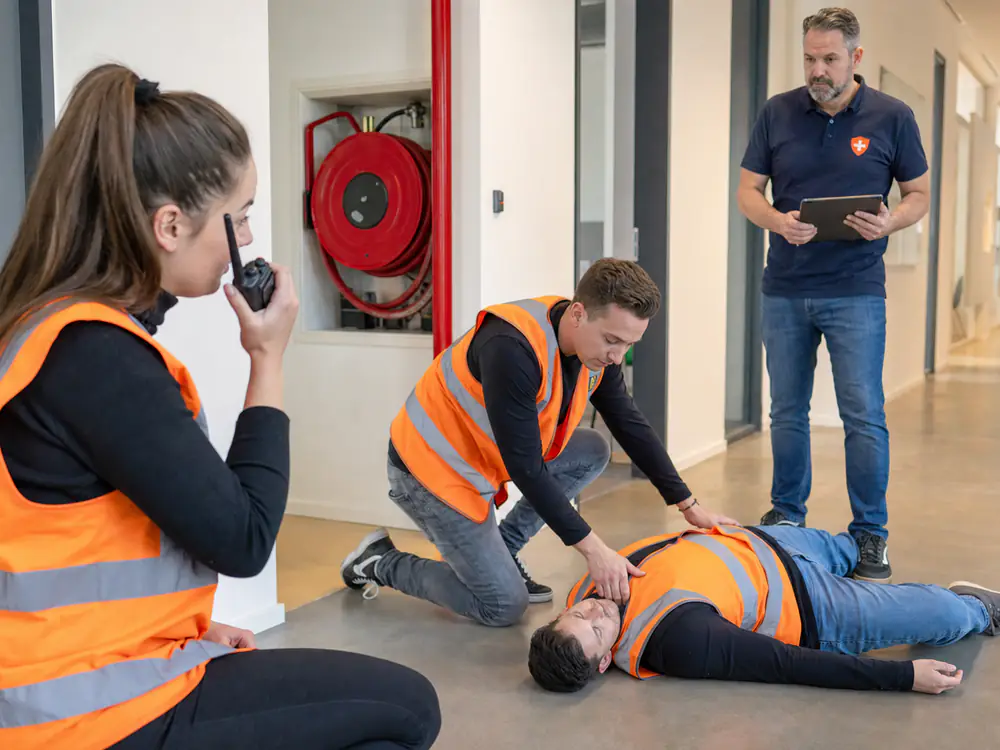 BHV'ers oefenen een scenario in de eigen kantoorgang tijdens de herhaling op locatie